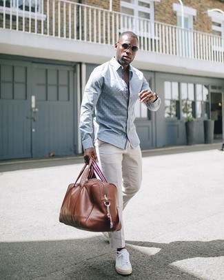 С чем носить голубую рубашку с длинным рукавом в горошек мужчине