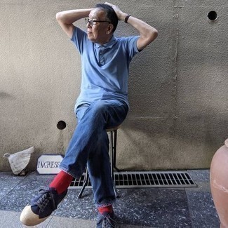 Как носить голубую футболку-поло с синими джинсами мужчине