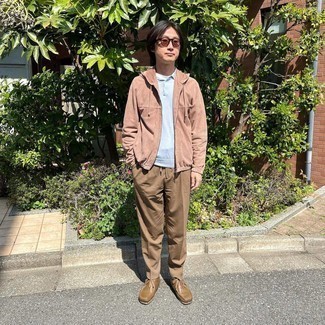 Как носить голубую футболку-поло с коричневыми кожаными ботинками дезертами