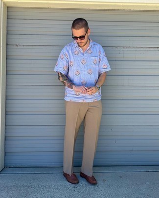 Как носить голубую футболку-поло с коричневыми кожаными лоферами мужчине