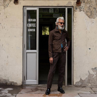 Какие ботинки челси носить с голубой футболкой-поло мужчине