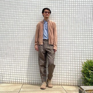 Какие ботинки дезерты носить с голубой футболкой-поло