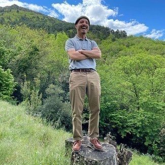 Какие ботинки дезерты носить с голубой футболкой-поло