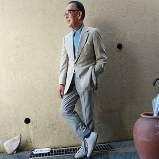 Какие классические брюки носить с голубой футболкой-поло мужчине