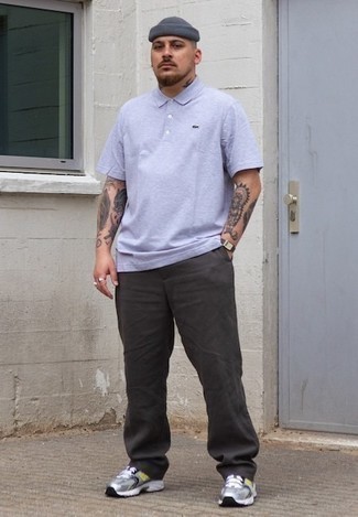 Как носить голубую футболку-поло с серыми кроссовками мужчине