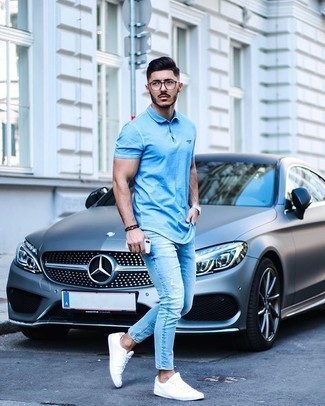 Какие джинсы носить с голубой футболкой-поло мужчине