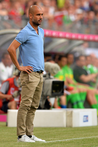 Как носить голубую футболку-поло с светло-коричневыми брюками чинос