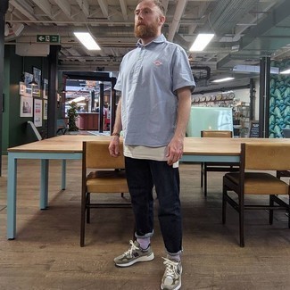 С чем носить голубую футболку-поло мужчине