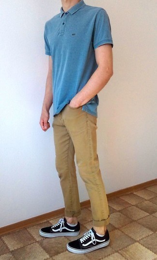 С чем носить голубую футболку-поло мужчине