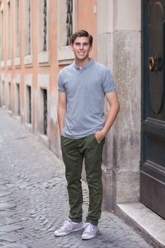 С чем носить голубую футболку-поло мужчине