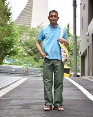 С чем носить голубую футболку-поло мужчине