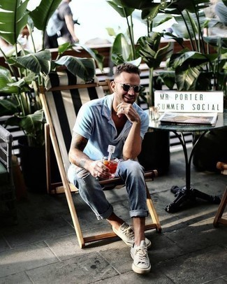 С чем носить голубую футболку-поло мужчине