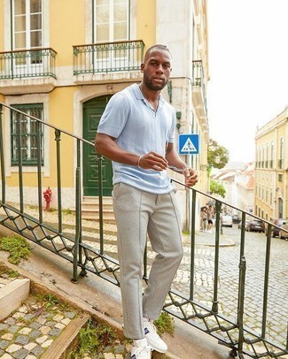 С чем носить голубую футболку-поло мужчине