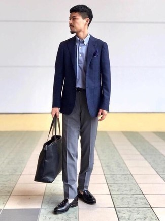 С чем носить голубую футболку-поло мужчине