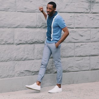Как носить голубую футболку-поло с голубыми брюками чинос