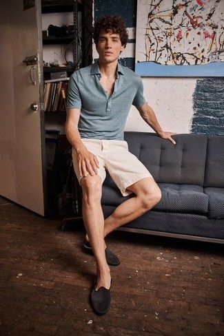 Какие лоферы носить с голубой футболкой-поло мужчине