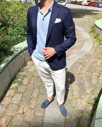 Как носить голубую футболку-поло с темно-синим пиджаком мужчине