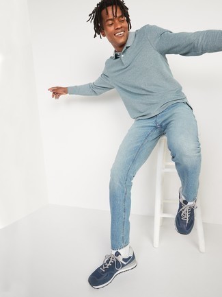 Какие джинсы носить с голубым свитером с воротником поло мужчине