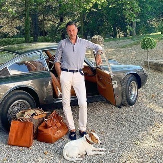 С чем носить голубой свитер с воротником поло мужчине