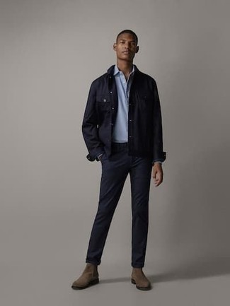 С чем носить голубой свитер с воротником поло мужчине