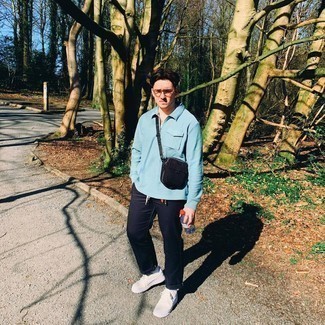 С чем носить голубой свитер с воротником поло мужчине