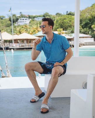 Какие шорты носить с голубой футболкой-поло мужчине