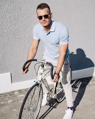 Как носить голубую футболку-поло с белыми брюками чинос