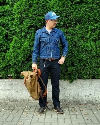 С чем носить голубую бейсболку с принтом мужчине