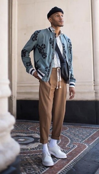 С чем носить голубой бомбер с принтом мужчине