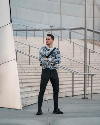 С чем носить голубой свитер с круглым вырезом с принтом мужчине