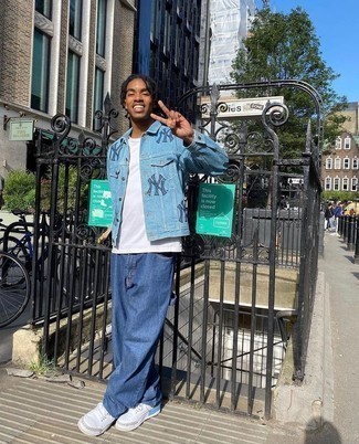 С чем носить голубую куртку с принтом мужчине