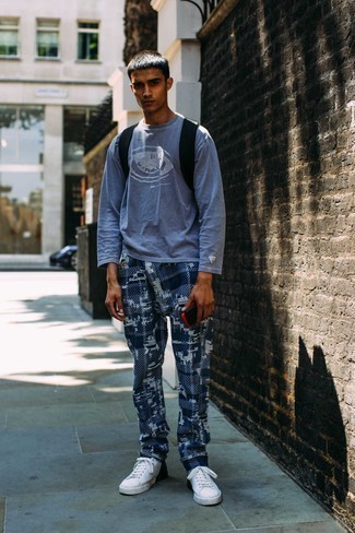 С чем носить голубую футболку с длинным рукавом с принтом мужчине