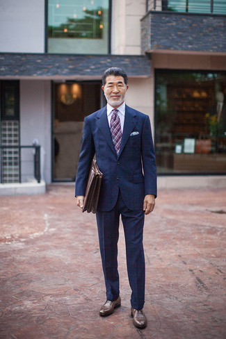 С чем носить голубой нагрудный платок с принтом