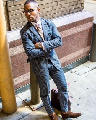 С чем носить голубой нагрудный платок с принтом