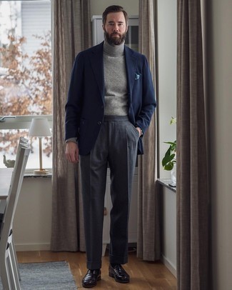 С чем носить голубой нагрудный платок с принтом