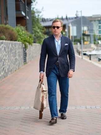 С чем носить голубой нагрудный платок с принтом