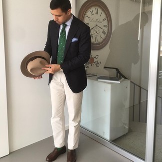 С чем носить голубой нагрудный платок с принтом