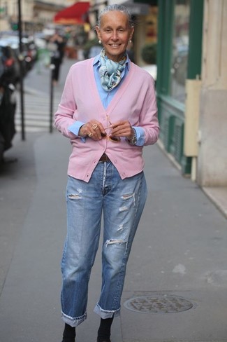 С чем носить голубой шарф с принтом женщине