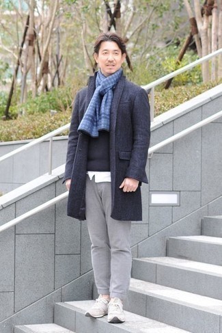 С чем носить голубой шарф с принтом мужчине