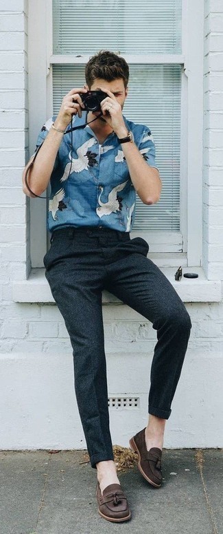 С чем носить голубую рубашку с принтом мужчине