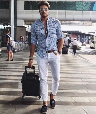 С чем носить голубую рубашку с принтом мужчине