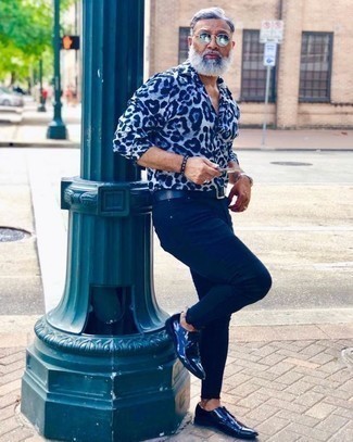 С чем носить голубую рубашку с принтом мужчине