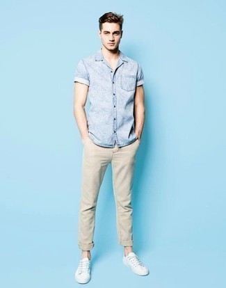 С чем носить голубую рубашку с принтом мужчине