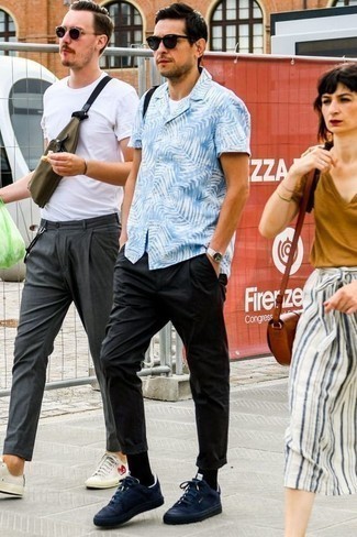 С чем носить голубую рубашку с принтом мужчине