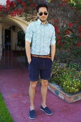 С чем носить голубую рубашку с принтом мужчине