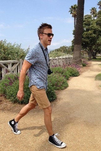 С чем носить голубую рубашку с принтом мужчине