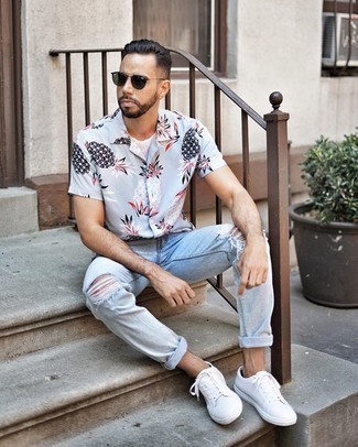 С чем носить голубую рубашку с принтом мужчине