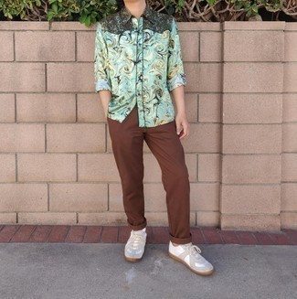 С чем носить голубую рубашку с принтом мужчине