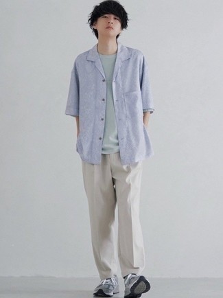 С чем носить голубую рубашку с принтом мужчине