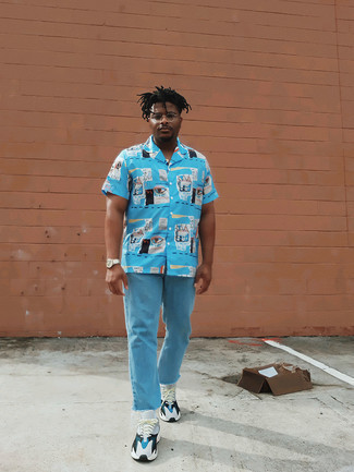 С чем носить голубую рубашку с принтом мужчине